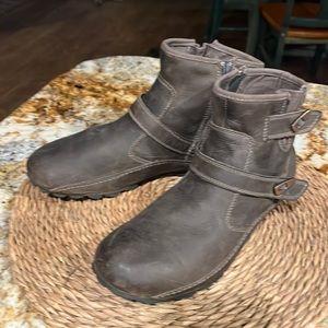 MERRELL WATERPROOF BOOTS SIZE 8